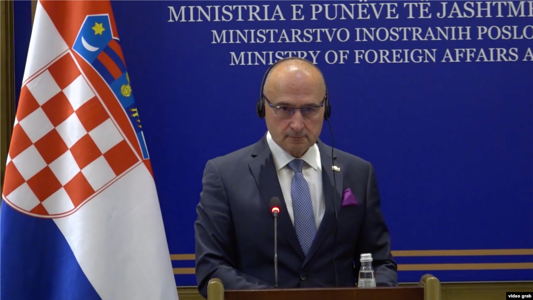 Arhiva - Ministar inostranih poslova Hrvatske Gordan Grlić Radman tokom posete Kosovu, 9. maja 2023.