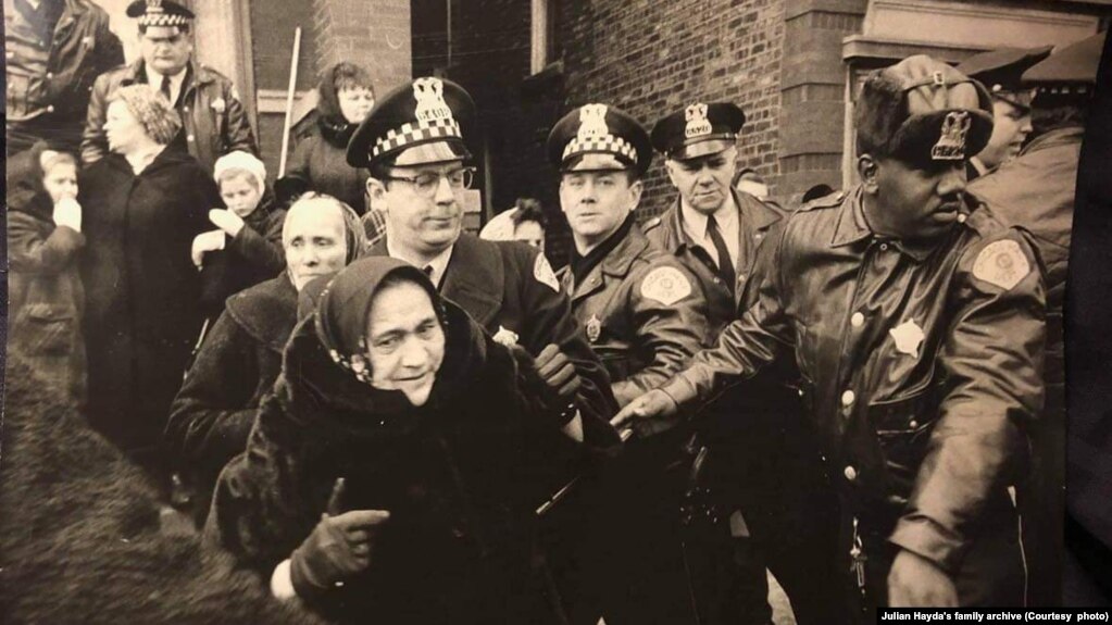 На архівному фото поліція міста Чикаго затримує учасників заворушення біля греко-католицької церкви Св. Миколая, які вимагали освятити воду 19 січня 1968 року. 