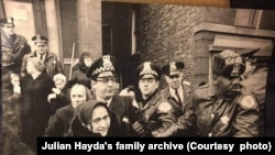 На архивном фото полиция города Чикаго задерживает участников беспорядков возле греко-католической церкви Св. Николая, которые требовали освятить воду 19 января 1968 года.