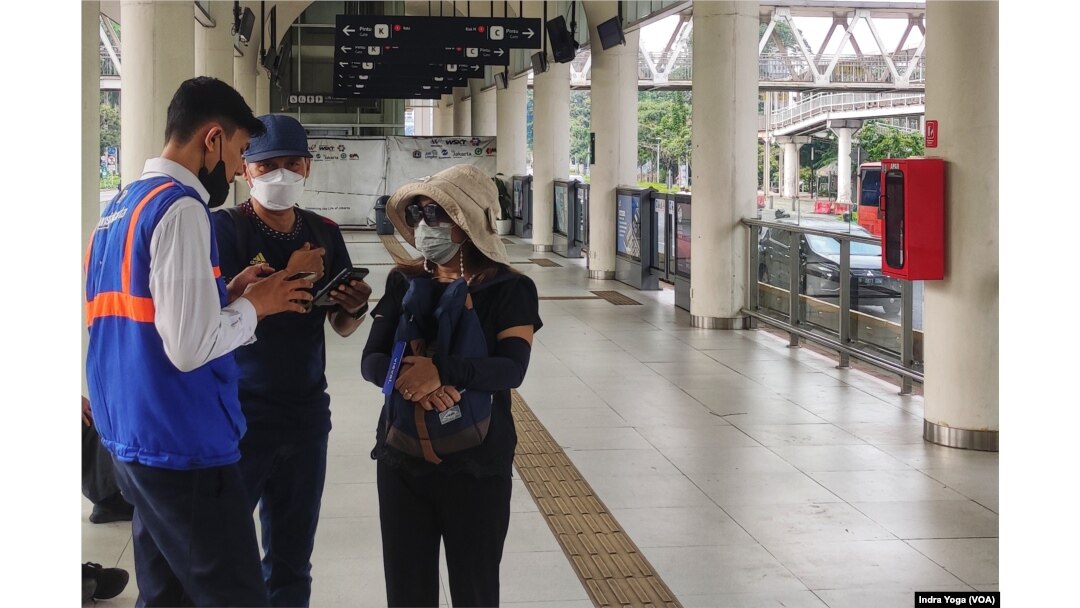 Sebagian masyarakat Jakarta kembali menggunakan masker guna mencegah penyakit pernafasan di Halte Bus Dukuh Atas, Senin (21/8). (Foto: VOA/Indra Yoga)