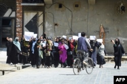 (FILES) Aksi protes perempuan Afghanistan di Kabul, menyuarakan penentangan terhadap negara asing yang secara resmi mengakui pemerintah Taliban menjelang pertemuan puncak PBB, 29 April 2023. (AFP)