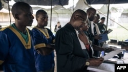 Un avocat examine des documents lors d'une audience pour le meurtre de l'ancien ambassadeur d'Italie en République démocratique du Congo Luca Attanasio à la prison militaire de Ndolo à Kinshasa le 15 février 2023. 