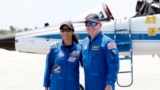 Dua astronaut NASA Butch Wilmore (kanan) dan Suni Williams berpose untuk fotografer setelah tiba di Kennedy Space Center, Cape Canaveral, Florida, pada 25 April 2024. (Foto: AP/Terry Renna)