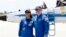 Dua astronaut NASA Butch Wilmore (kanan) dan Suni Williams berpose untuk fotografer setelah tiba di Kennedy Space Center, Cape Canaveral, Florida, pada 25 April 2024. (Foto: AP/Terry Renna)