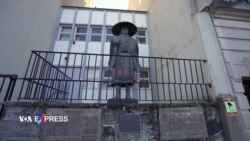 Bức tượng Hiroshima sống sót sau vụ nổ hạt nhân đứng vững ở Manhattan, New York