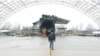 Олександр Галуненко, перший пілот, який здійснив політ на "Мрії", біля хвостової частини літака в аеропорту "Антонов" у Гостомелі. Лютий 2024. VOA Video