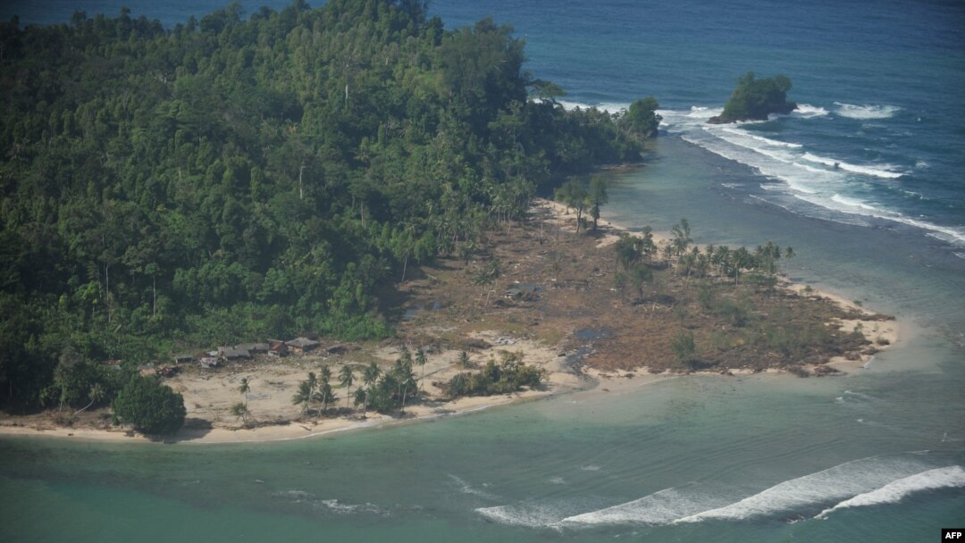 Tsunami menghancurkan Desa Tumalei di kepulauan Metawai, Sumatra Barat, pada 31 Oktober 2010 enam hari setelah tsunami yang dipicu oleh gempa berkekuatan 7,7 magnitudo menghantam daerah tersebut. (Foto: AFP/Bay ISMOYO)