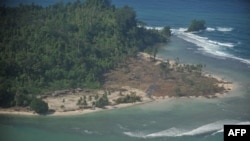 Tsunami menghancurkan Desa Tumalei di kepulauan Metawai, Sumatra Barat, pada 31 Oktober 2010 enam hari setelah tsunami yang dipicu oleh gempa berkekuatan 7,7 magnitudo menghantam daerah tersebut. (Foto: AFP/Bay ISMOYO)