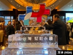 紐約慶祝中華民國112週年酒會主視覺搭配雙十冰雕。（方冰拍攝）