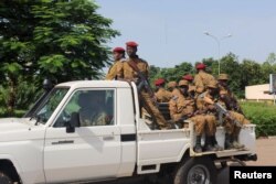 Tentara loyalis Burkina Faso berjaga di sebuah bandara di Ouagadougou, Burkina Faso, 23 September 2015. (Foto: Reuters)