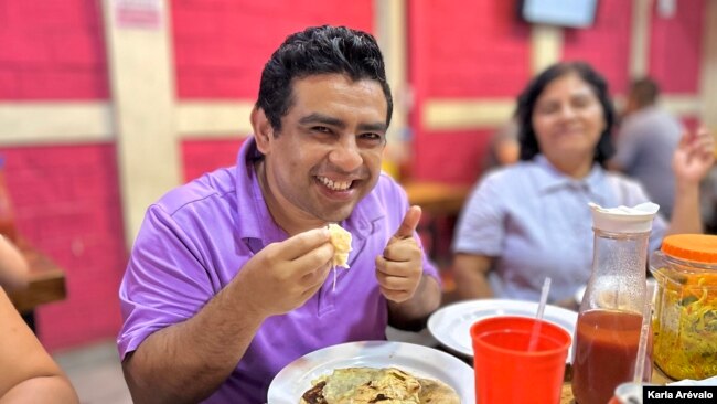 Alberto Orellana degustando pupusas en El Salvador. [Fotografía Karla Arévalo /VOA]