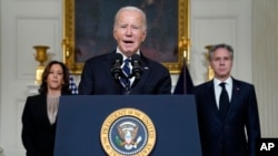 Presiden AS Joe Biden berbicara mengenai perang antara Israel dan Hamas dari Gedung Putih, Washington, pada 10 Oktober 2023. (Foto: AP/Evan Vucci)