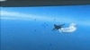 Российский Су-27 сбрасывает топливо на американский разведывательный БПЛА MQ-9 – пример непрофессиональных и опасных действий российских военных. 