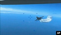 پنتاگون گفت: این عکس که از ویدیوی منتشر شده در ۱۶ مارس گرفته شده است، یک سوخو ۲۷ روسی را نشان می دهد که به پشت پهپاد ام‌کیو-۹ نزدیک می شود و هنگام عبور از دریای سیاه شروع به انتشار سوخت می کند.