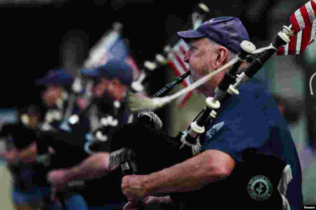 Con ofrendas florales y un desfile musical se rinde tributo a los soldados en el cementerio de Port Washington, Nueva York.&nbsp;