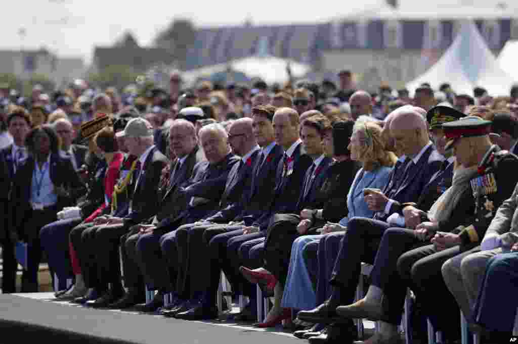 Канадскиот премиер Џастин Трудо, британскиот принц Вилијам и премиерот на Франција Габриел Атал ја одбележуваат 80-годишнината од Денот Д за време на церемонијата на плажата Јуно, во Курсел-сур-Мер, Нормандија, Франција, 6 јуни 2024 година.