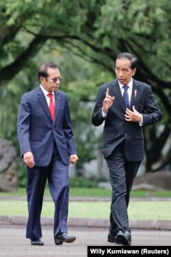 Presiden Joko Widodo berbincang dengan Perdana Menteri Timor Leste Jose Maria de Vasconcelos di Istana Kepresidenan Bogor, 13 Februari 2023. (Foto: REUTERS/Willy Kurniawan)