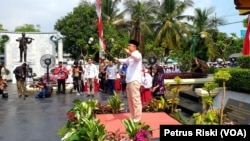 Wali Kota Surabaya Eri Cahyadi menjadi dirigen paduan suara menyanyikan lagu Indonesia Raya di kompleks makam WR Soepratman, dalam peringatan Hari Musik Nasional di Surabaya, Jawa Timur, 9 Maret 2023. (Foto: Petrus Riski/VOA)