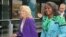 Premye Dam Jill Biden (a goch) ak Premye Dam Namibi, Monica Geingos nan Windhoek, Namibi, 22 Fevriye, 2023. 