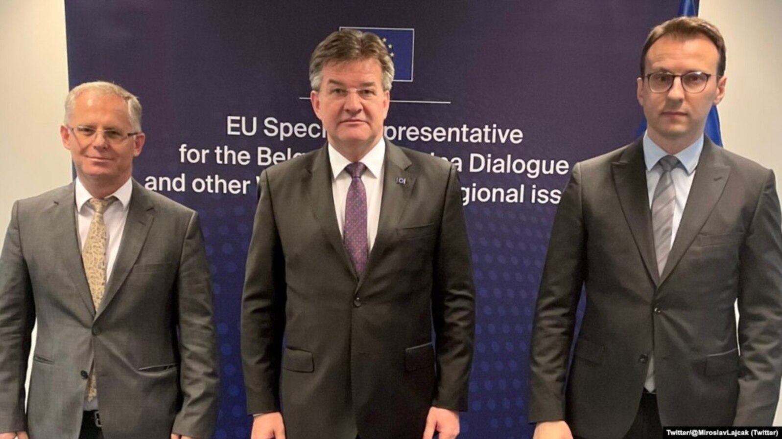 ARHIVA - Specijalni izaslanik EU za dijalog Beograda i Prištine Miroslav Lajčak (u sredini) pozira za zajedničku fotografiju sa pregovaračima Beograda i Prištine, Petrom Petkovićem (levo) i Besnikom Bislimijem, u junu 2022. (Foto: Tviter nalog Miroslava Lajčaka)