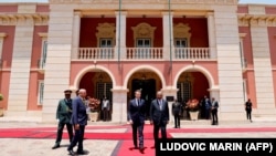 Presidente francês Emmanuel Macron (a esquerda) sendo recebido pelo presidente de Angola João Lourenço no palácio presidencial da Casa Rosada, em Luanda, a 3 de Março de 2023. 