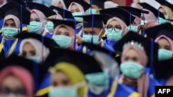 Sejumlah wisudawan mengikuti upacara wisuda sekolah vokasi farmasi di Banda Aceh (foto: ilustrasi/ Chaidir Mahyuddin-AFP). Dunia pendidikan Indonesia dihebohkan dengan maraknya kasus joki skripsi yang justru semakin dianggap wajar. 