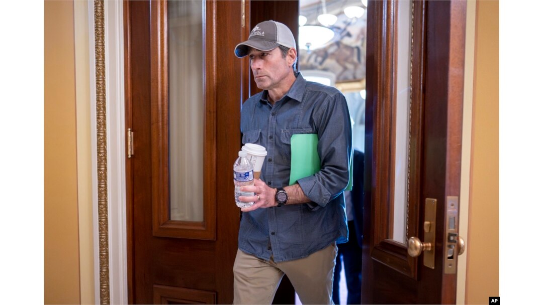 Politisi Partai Republik dan juga negosiator yang mewakili Ketua DPR AS Kevin McCarthy dalam negosiasi mengenai plafon utang, meninggalkan ruangan setelah rapat tiba-tiba terhenti, di Gedung Capitol, Washington, Jumat, 19 Mei 2023. (Foto: J. Scott Applewhite/AP Photo)