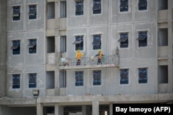 Sejumlah buruh terlihat sedang bekerja di lokasi pembangunan gedung apartemen di Jakarta. (Foto: AFP/Bay Ismoyo)