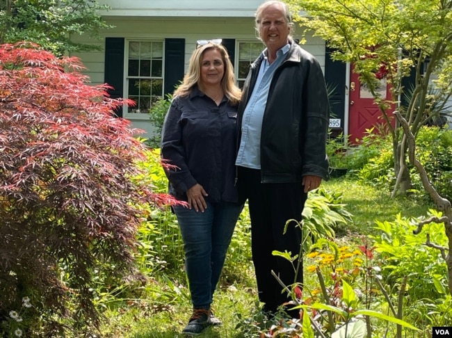 Janet and Jeffrey Crouch in their front yard in Columbia, Maryland, May 10, 2023. (VOA)