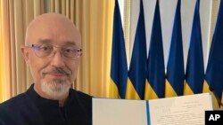 El ministro de Defensa de Ucrania, Oleksii Reznikov, muestra su carta de renuncia dirigida al presidente del Parlamento en Kiev, el 4 de septiembre de 2023.