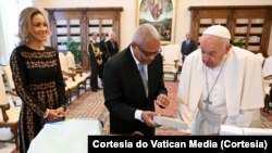 Débora Carvalho, primeira dama de Cabo Verde (esq), José Maria Neves, Presidente de Cabo Verde (cen) e Papa Francisco (dir), Vaticano