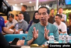 Presiden Joko Widodo berbicara sambil menikmati Durian Si Bolang, Medan hari Selasa malam (16/5).