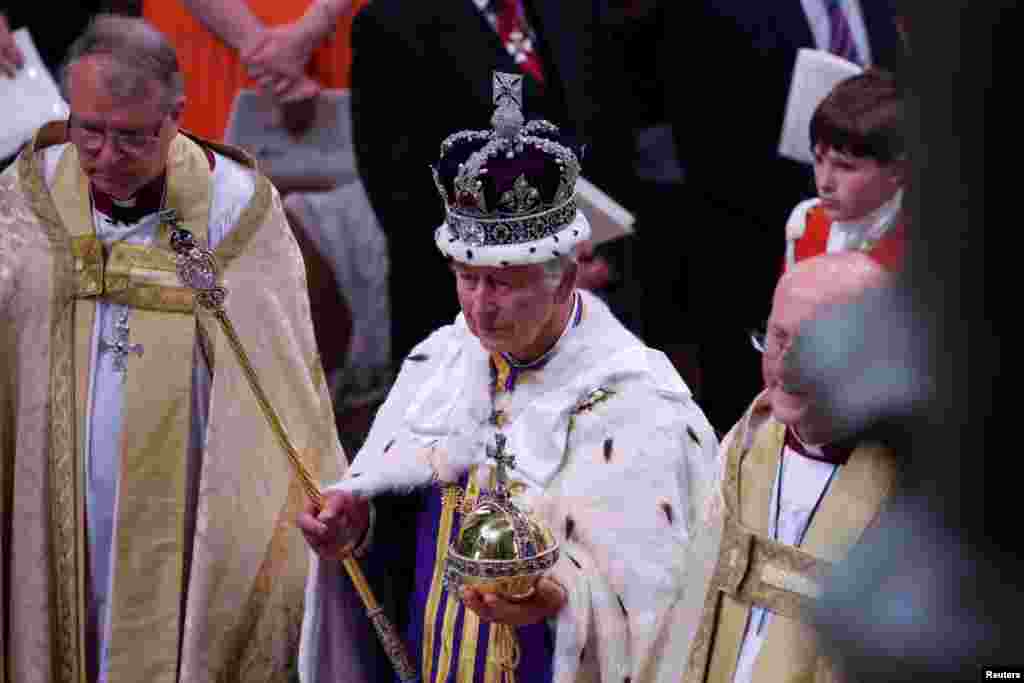 El rey Carlos de Gran Bretaña parte después de su ceremonia de coronación en la Abadía de Westminster.&nbsp;