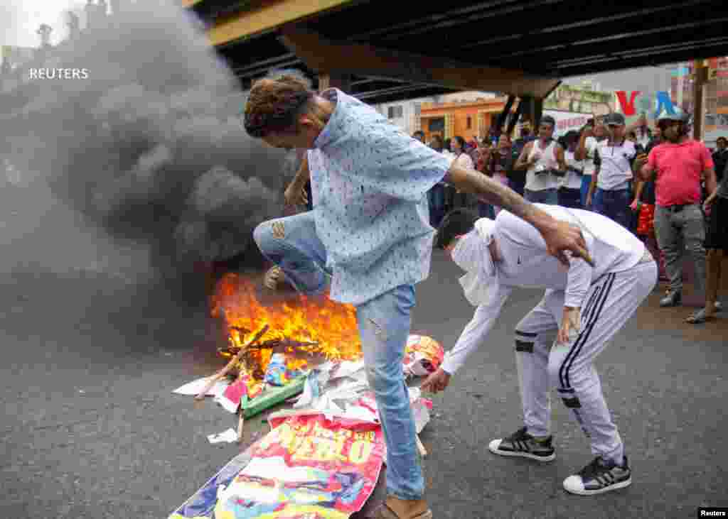 Los manifestantes pisan un cartel de campaña del presidente de Venezuela, Nicolás Maduro&nbsp;, mientras protestaban por los resultados electorales después de que tanto Maduro como su rival opositor Edmundo González reclamaran la victoria en las elecciones presidenciales del domingo, en Puerto La Cruz, Venezuela.