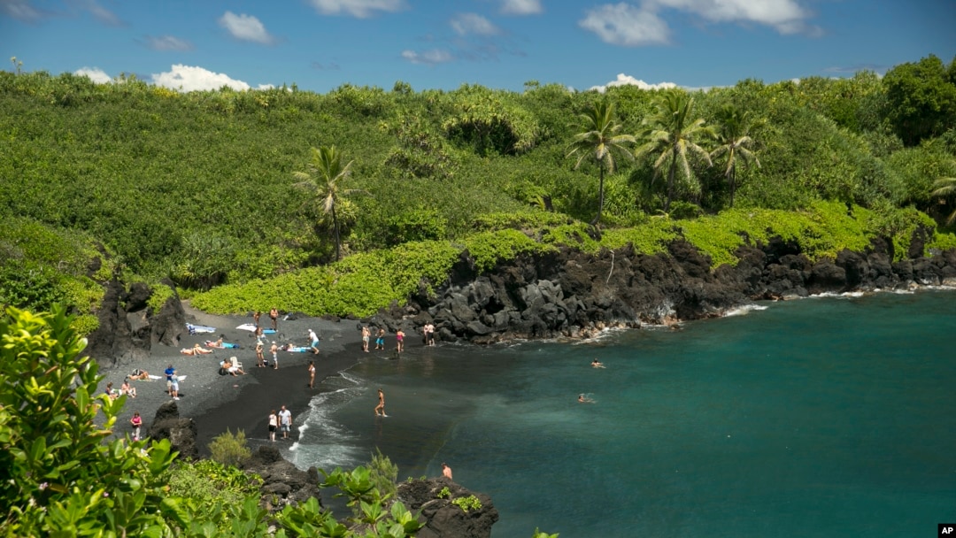 Bãi biển cát đen tại Công viên Quốc gia Waianapanapa ở Hana, Hawaii. Hawaii cùng với Utah, Maryland, Minnesota và New Jersey là những tiểu bang hạnh phúc nhất của Mỹ.