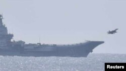日本防卫省提供的画面显示2023年4月10日中国山东号航母参与锁台演习的照片。
