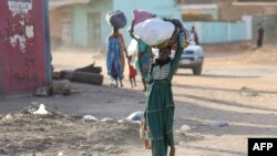 Wakazi wa Khartoum wakivikimbia vitongoji vyao tarehe 19, Aprili 2023, baada ya kuvunjika kwa makubaliano ya kusitisha mapigano. Picha na AFP. 