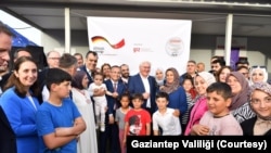 Depremzedeler için Nurdağ'da kurulan konteyner kenti ziyaret eden Cumhurbaşkanı Steinmeier, depremle ilgili açılan fotoğraf sergisini gezdi.