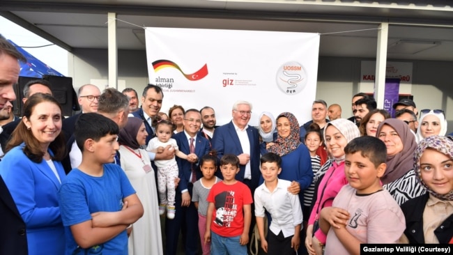 Depremzedeler için Nurdağ'da kurulan konteyner kenti ziyaret eden Cumhurbaşkanı Steinmeier, depremle ilgili açılan fotoğraf sergisini gezdi.
