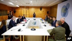 Ukraine's President Volodymyr Zelenskyy, center right, meets with British Prime Minister Rishi Sunak, center left, during the European Political Community summit in Granada, Spain, Oct. 5, 2023. (Pool via AP)