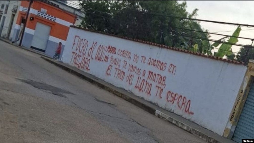 Un mensaje que contiene una amenaza de muerte contra la líder opositora, María Corina Machado, se lee en una pared de Zaraza, estado Guárico.