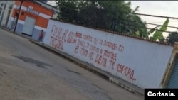 Un mensaje que contiene una amenaza de muerte contra la líder opositora, María Corina Machado, se lee en una pared de Zaraza, estado Guárico. 