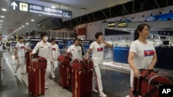 지난 18일 카자흐스탄 세계태권도선수권 대회에 참가하는 북한 여자 태권도 선수들이 중국 베이징 공항에서 아스타나로 향하는 여객기에 탑승하기 위해 이동하고 있다.