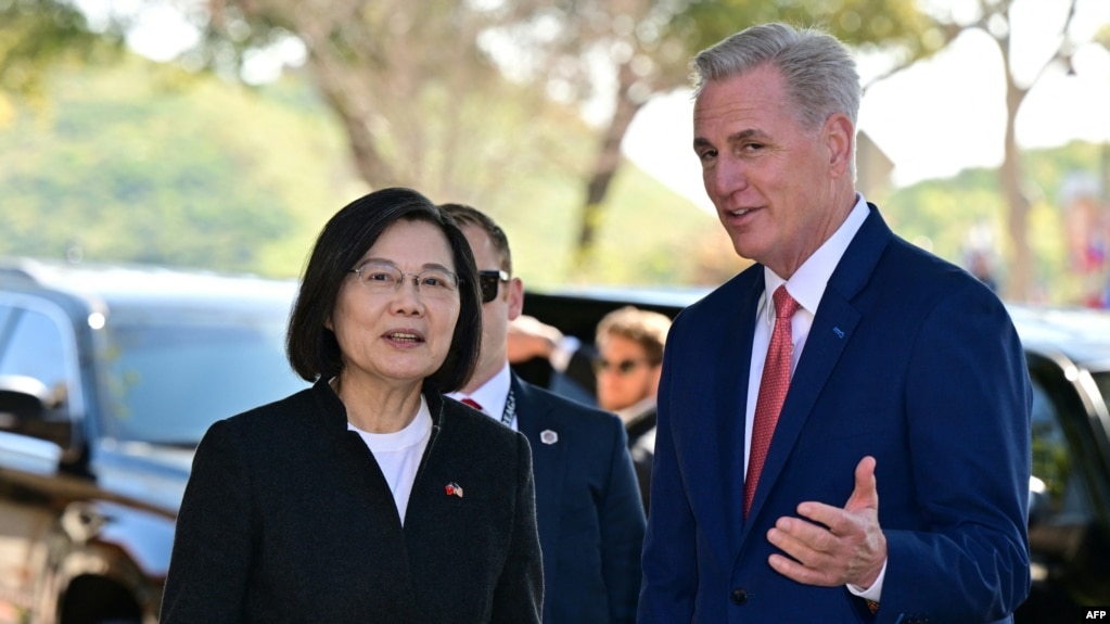 美国国会众议院议长凯文·麦卡锡与台湾总统蔡英文在步入加利福尼亚州西米谷里根总统图书馆前交谈。(2023年4月5日）(photo:VOA)
