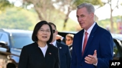 US Speaker of the House Kevin McCarthy (R-CA) speaks with Taiwan President Tsai Ing-wen while arriving for a bipartisan meeting at the Ronald Reagan Presidential Library in Simi Valley, California, Apr. 5, 2023. 