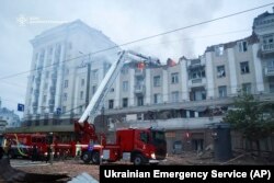 En esta foto proporcionada por el Servicio de Emergencia de Ucrania, rescatistas trabajan en la escena de un edificio dañado después de un ataque ruso en Dnipro, Ucrania, el viernes 19 de abril de 2024. (Servicio de Emergencia de Ucrania vía AP Photo)