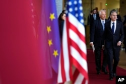 美国国务卿布林肯在布鲁塞尔与欧盟外交和安全政策高级代表何塞普·博雷利走入记者会的会场。（2023年4月4日）