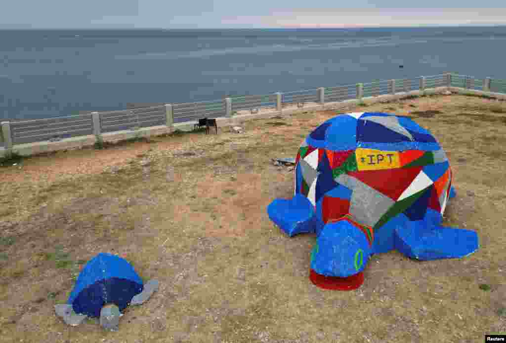 En Amchit, Líbano, construyeron una gran tortuga con tapas y botellas de plástico, para generar conciencia de cara al Día Mundial del Medio Ambiente. (Foto: 31 de mayo de 2023).