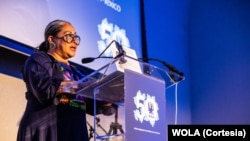 Olimpia Montoya recibe el Premio WOLA de Derechos Humanos 2024 durante la ceremonia del 50 aniversario de la organización en Washington el 9 de mayo.