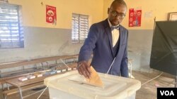 Jules Rolland Diatta votes on March 25 in Dakar. (Mariama Diallo/VOA)